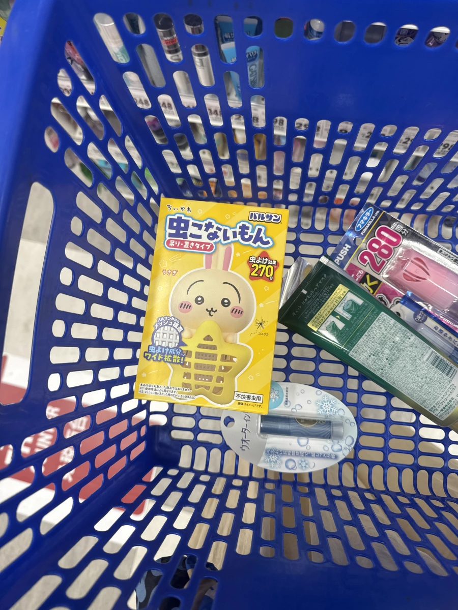吉伊卡哇防蚊掛片（うさぎ造型）、護髮膜（綠色軟管裝）等