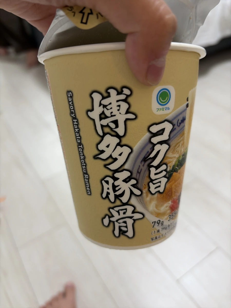 日本全家博多豚骨杯麵