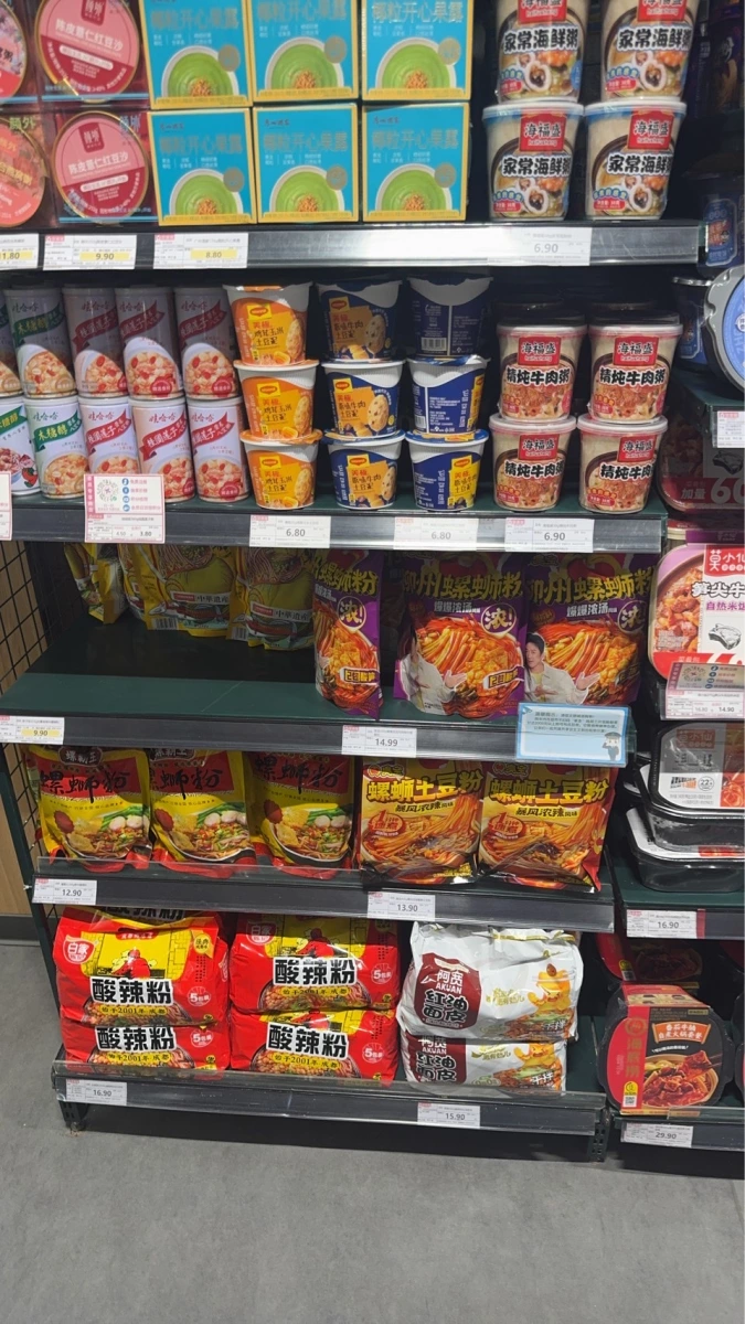 柳州螺螄粉 (臭寶/紫色包裝)、螺霸王螺螄粉 (黃色包裝)等